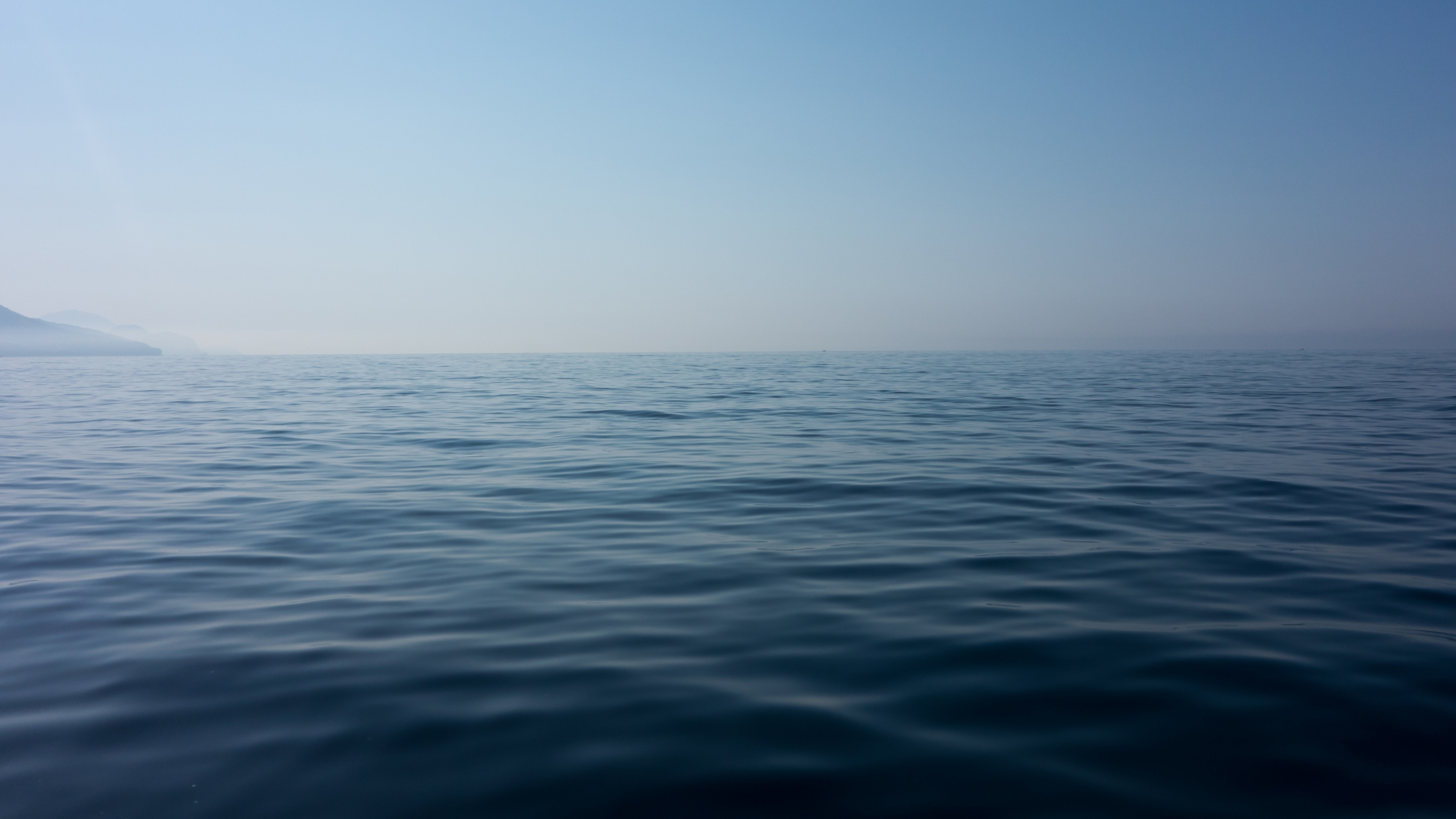 Urne für die Seebestattung auf dem Wasser