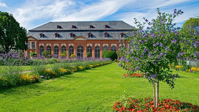 Die Orangerie Darmstadt mit Barockgarten im Sommer