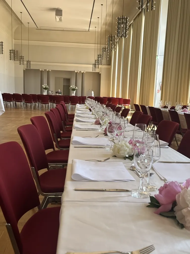 Festlich gedeckte Tafel mit weißen Tischdecken und Pfingstrosen im Saal der Orangerie Darmstadt