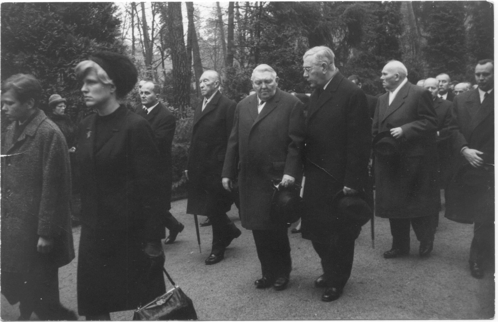 Konrad Adenauer unter den Trauergästen