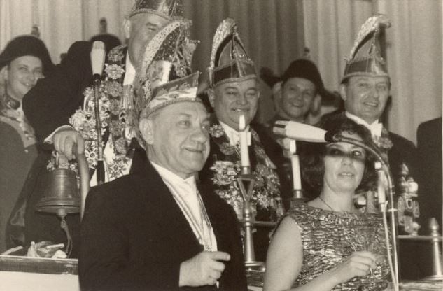 Prunksitzung – vorne links: Joseph Offenbach, rechts dahinter: August Dechert