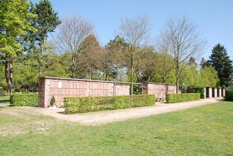 Urnenwände und Rasenflächen auf dem Friedhof Arheilgen
