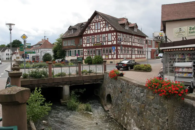 Die Modau in der Ortsmitte von Ober-Ramstadt mit Fachwerkhaus