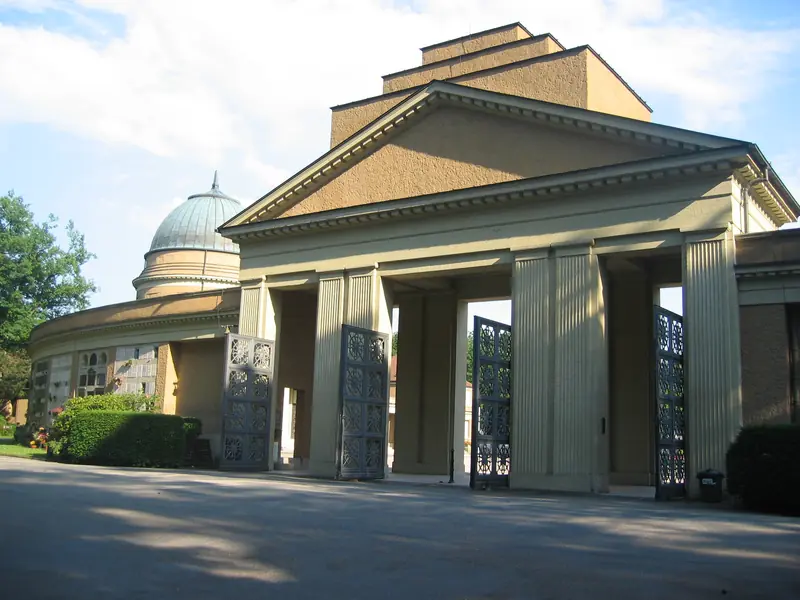 Klassizistisches Portal am Haupteingang des Waldfriedhofs Darmstadt