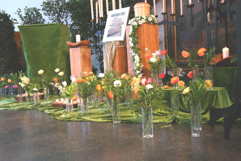 7815 Naturnahe Dekoration mit Blumenvasen